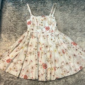 Pretty white dress with flower details